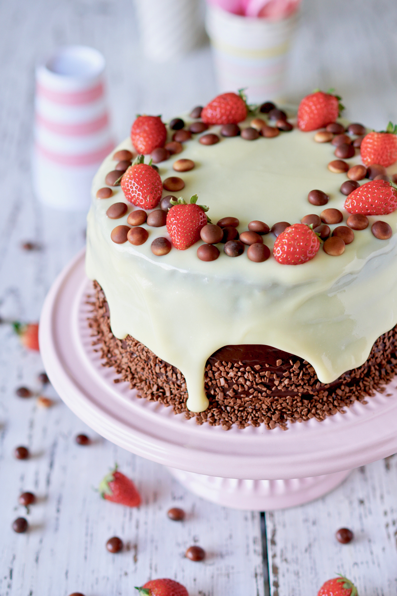 Bolo de cenoura com morangos decoração simples