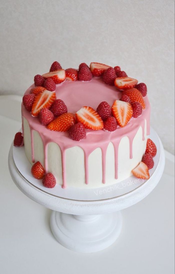 Decoração de bolo com morangos e chantilly