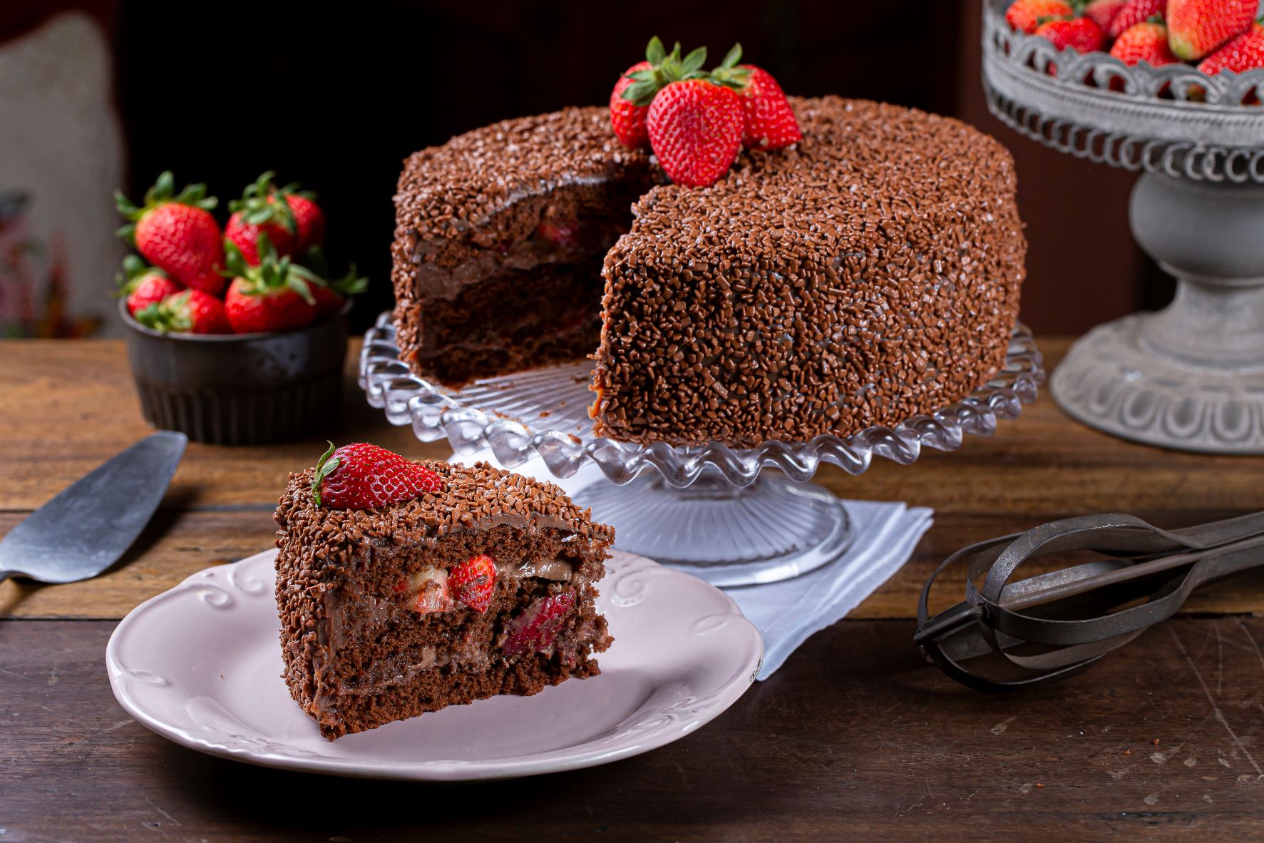 Ideias de decoração de bolo com morangos e chocolate
