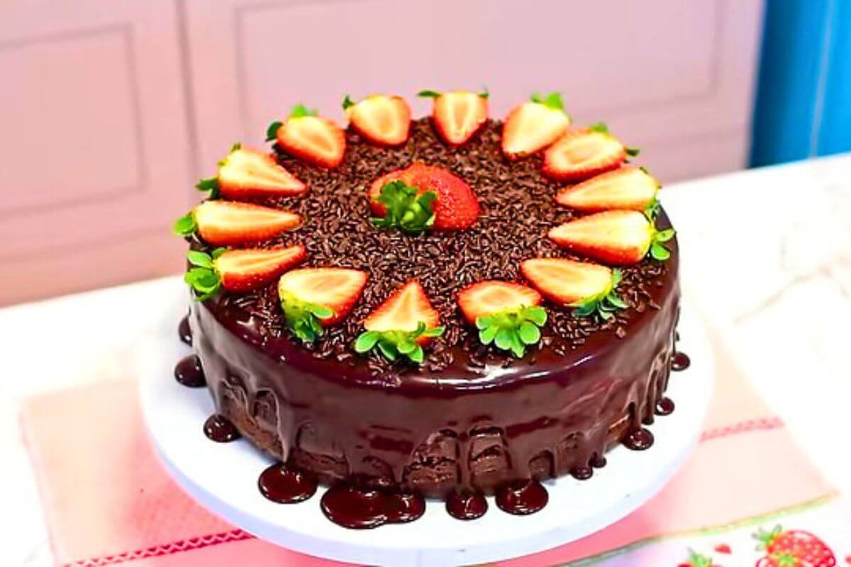 Bolo de pote com morangos decoração