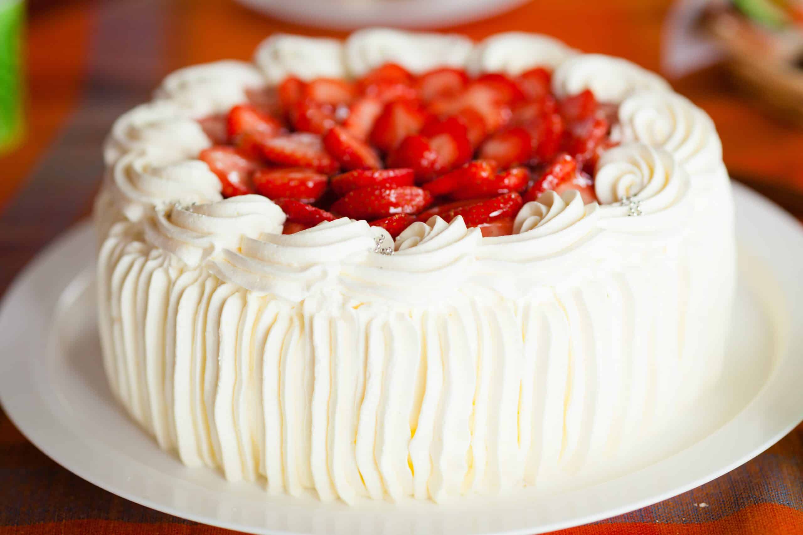Decoração de bolo com morangos e cream cheese