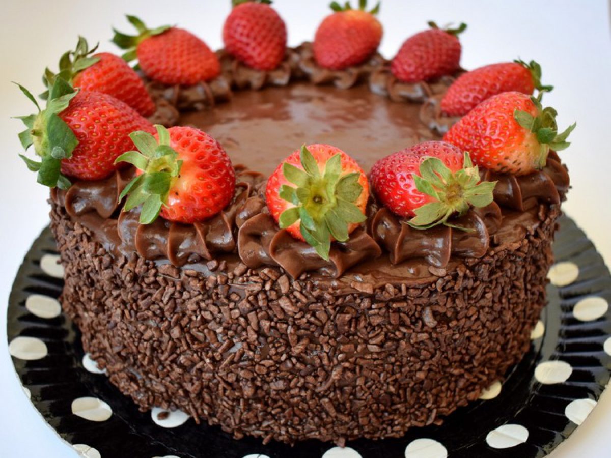 Bolo de cenoura com morangos decoração simples