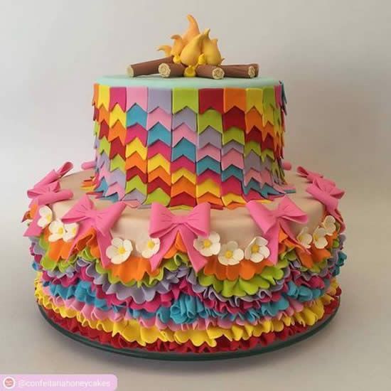 ideias criativas decoração bolo junino