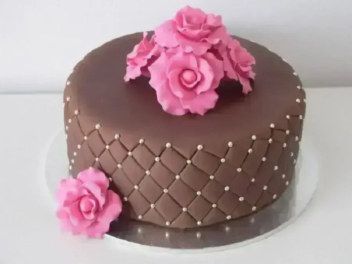 bolo de aniversário decorado com flores naturais vs. pasta americana