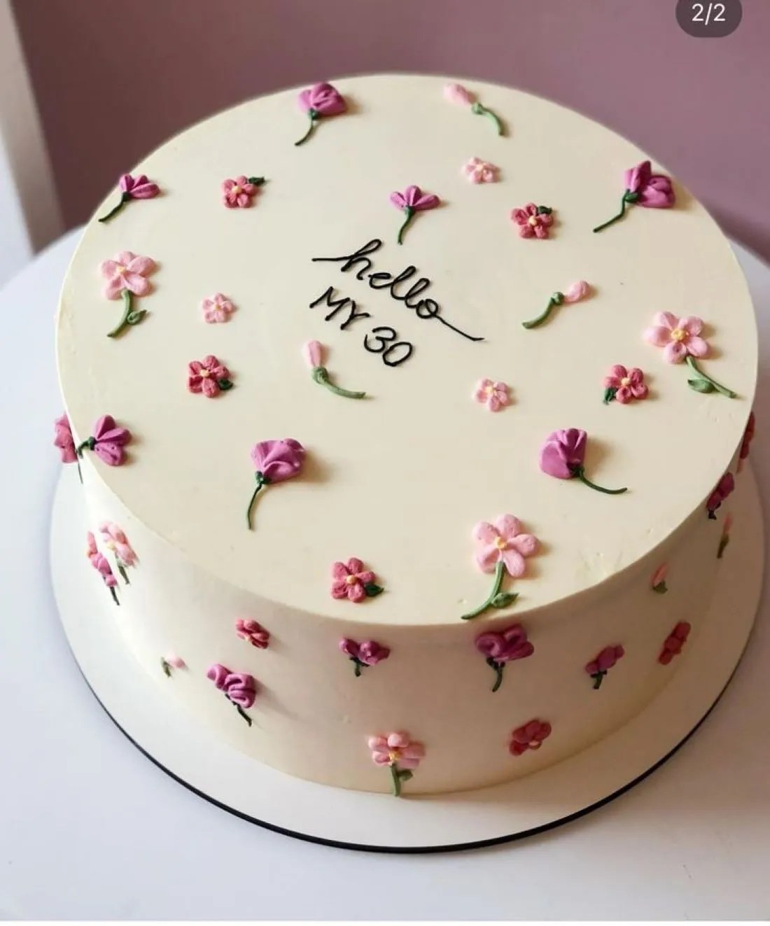 bolo de aniversário decorado com flores naturais vs. pasta americana