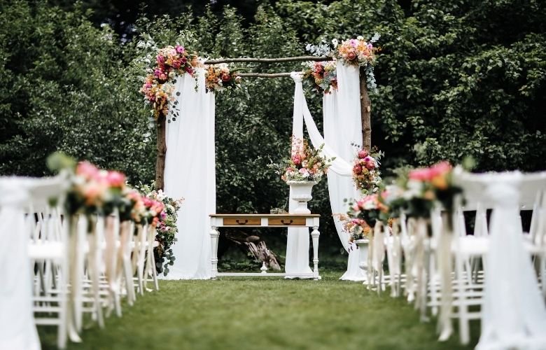como fazer arranjos de flores simples e baratos para casamento