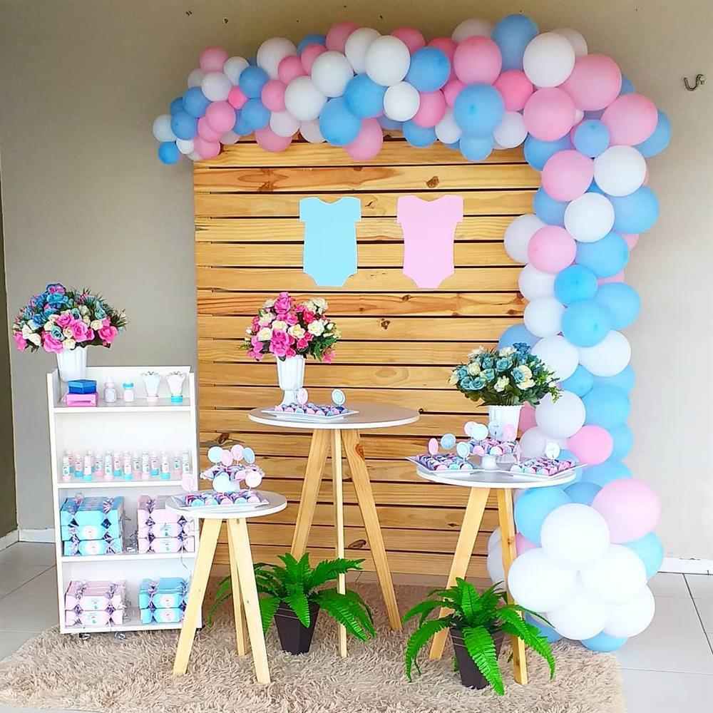 chá revelação com flores ao ar livre