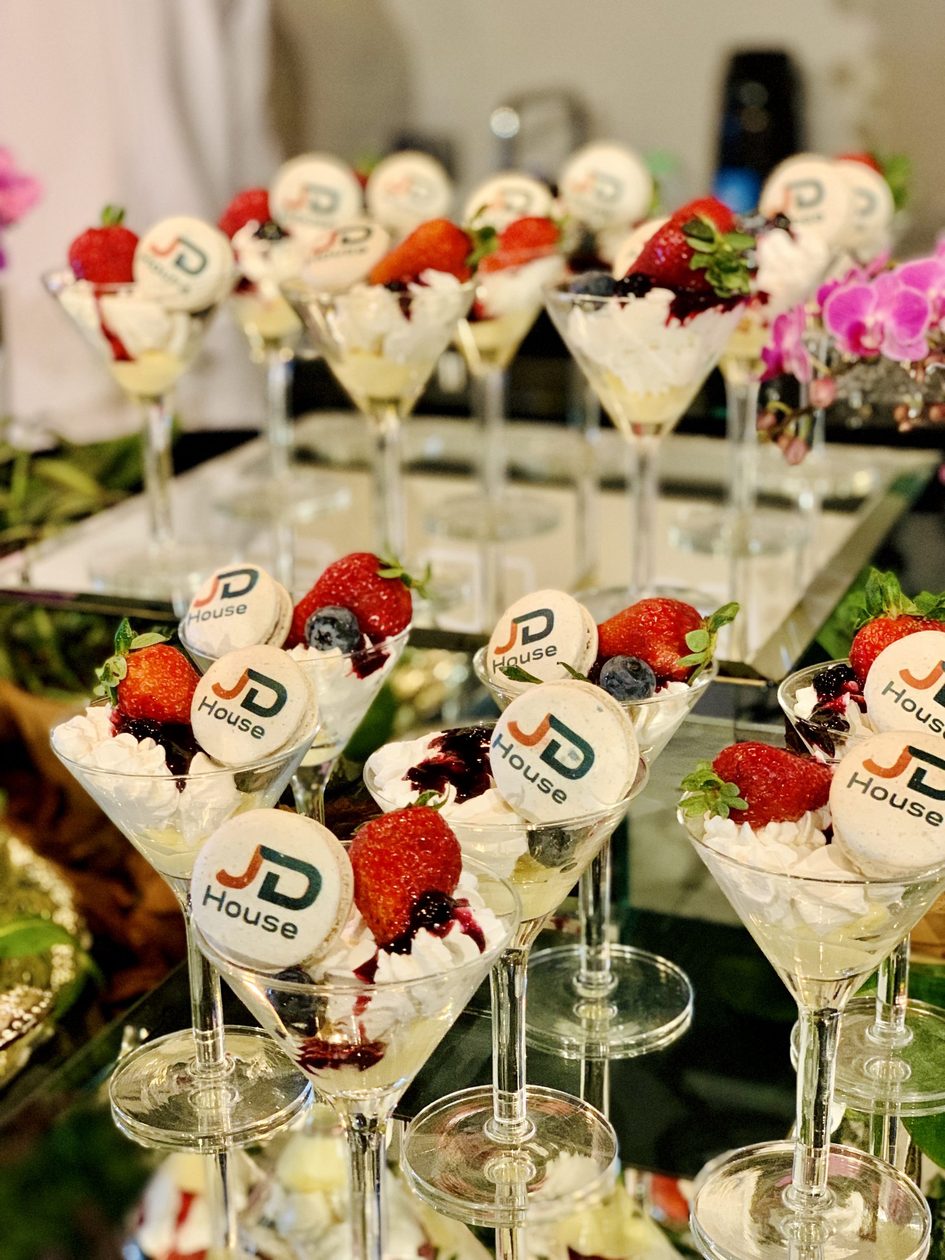 decoração de confraternização de empresa barata vs luxuosa