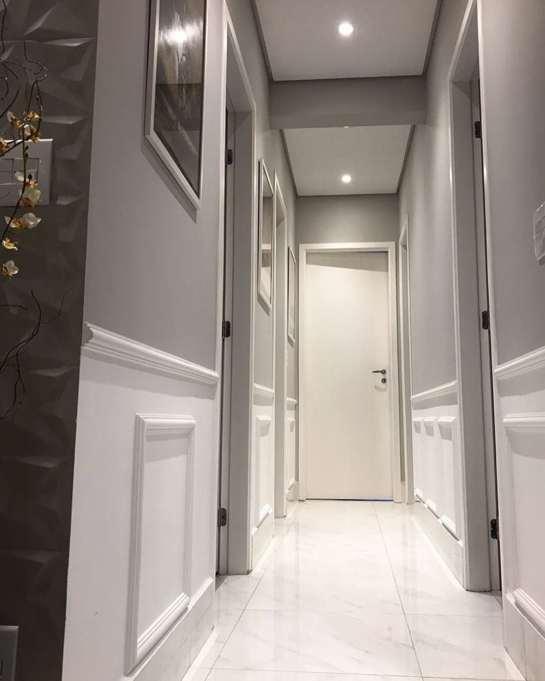 ideias criativas para decorar corredor pequeno com espelhos