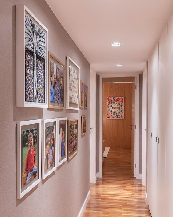 ideias criativas para decorar corredor pequeno com espelhos