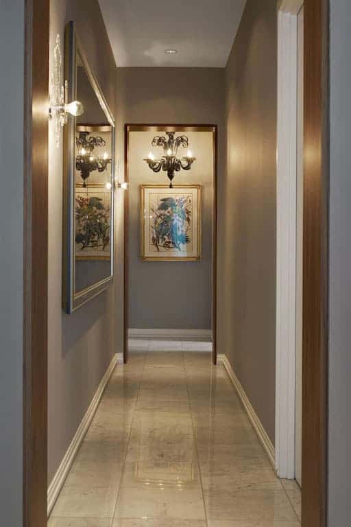ideias criativas para decorar corredor pequeno com espelhos