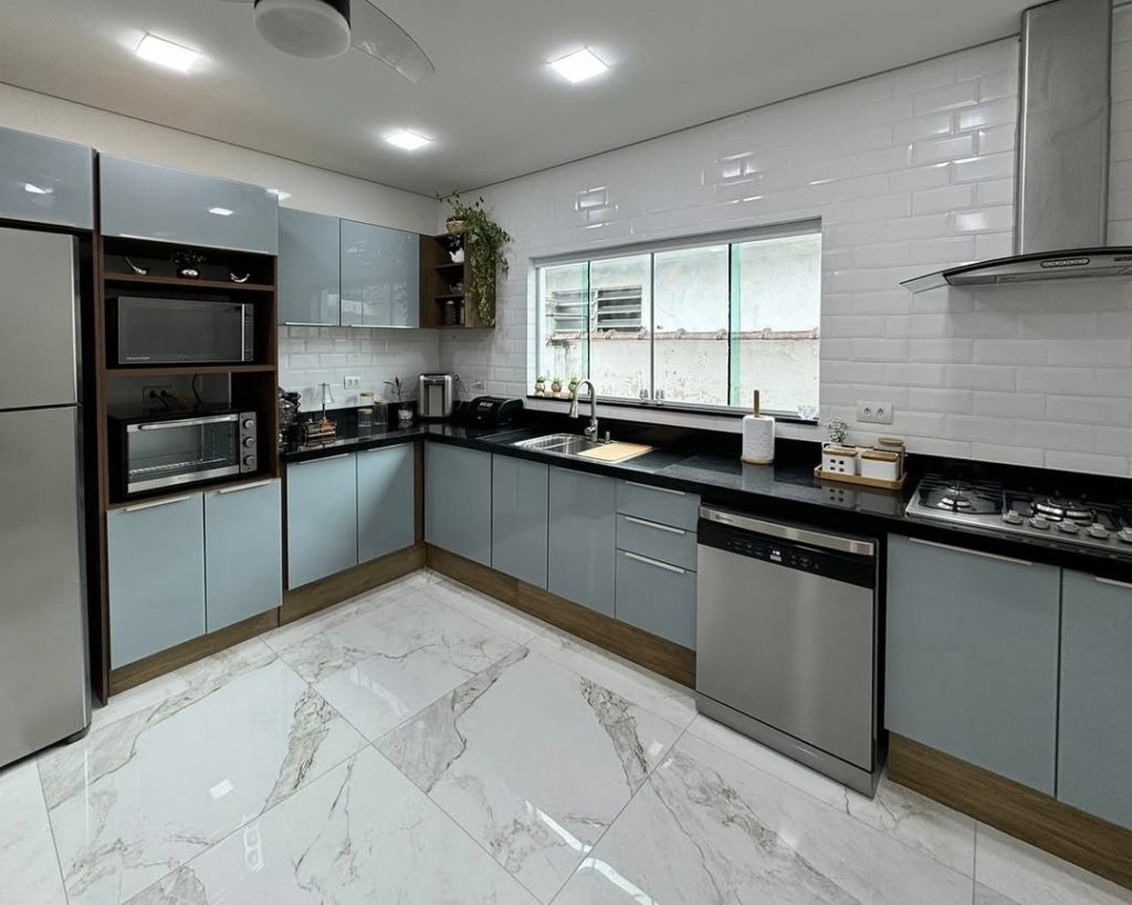 como usar azulejo metrô white na cozinha cinza