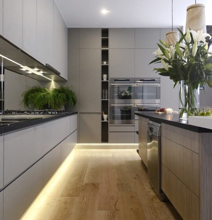 cozinha cinza e madeira vs cozinha cinza e branca