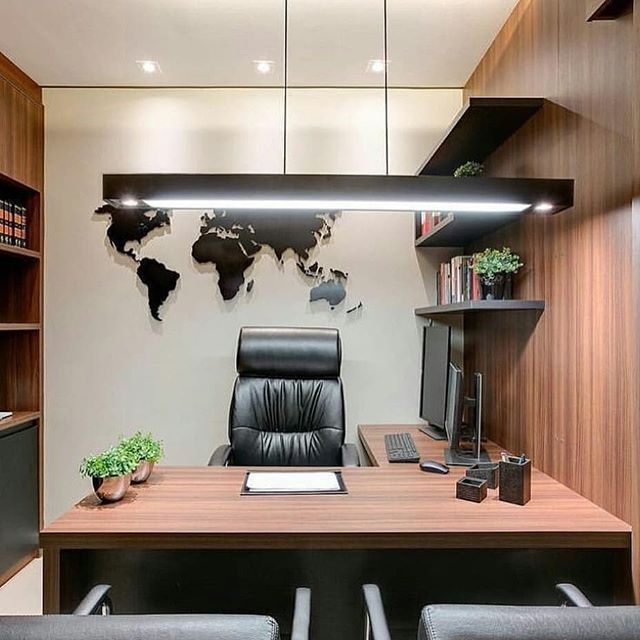 escritório pequeno com pouco espaço