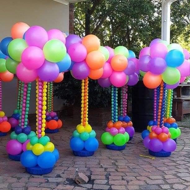 balões com flores e folhagens