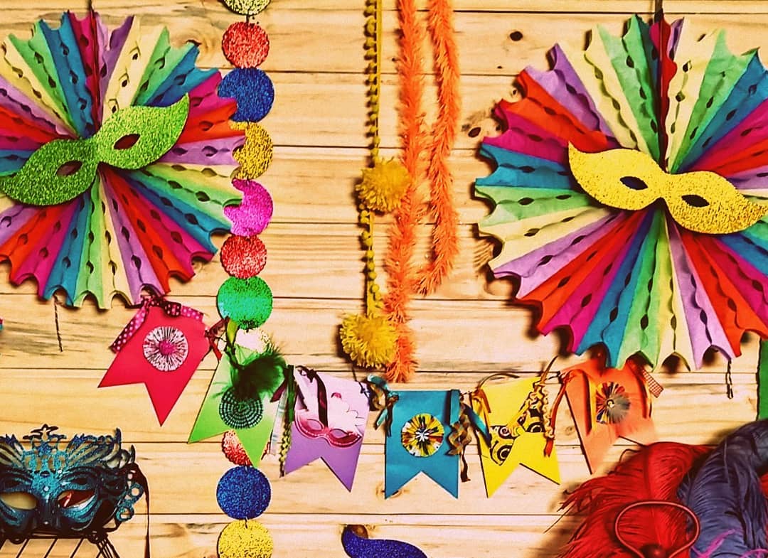 decoração de painel de festa com papel crepom torcido
