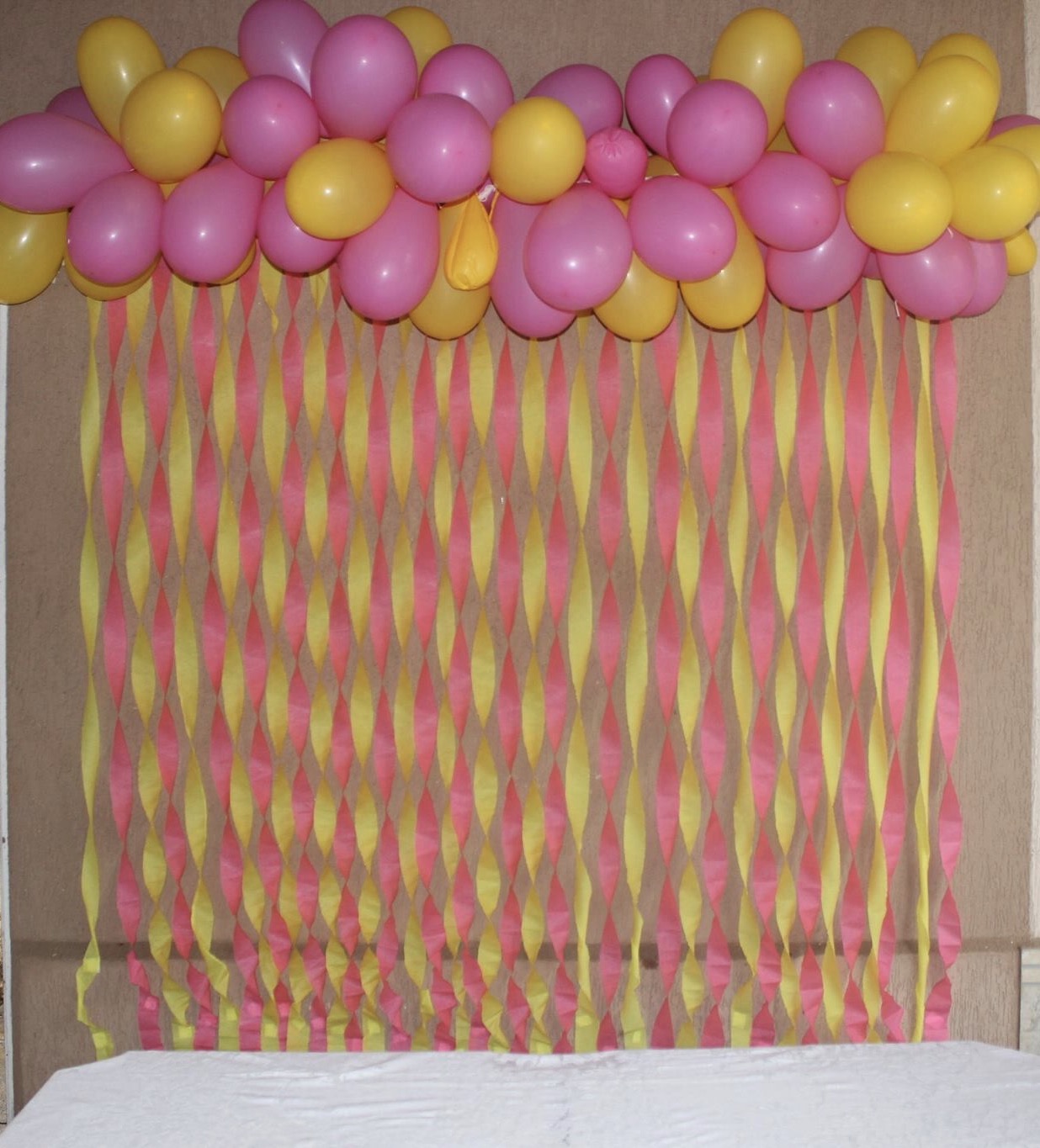 decoração de painel de festa com papel crepom torcido