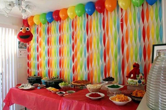 mesa decorada com papel crepom