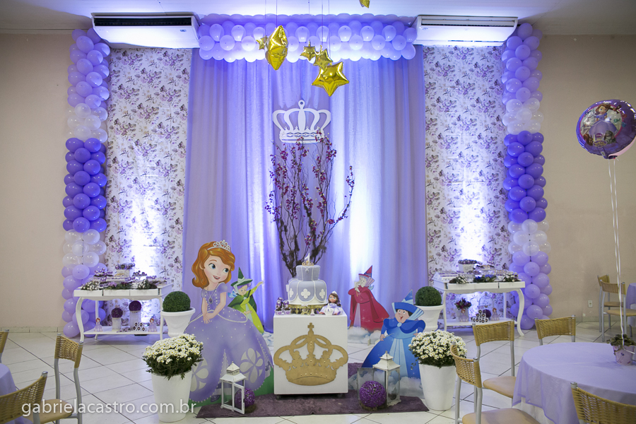 decoração princesa sofia simples versus luxo
