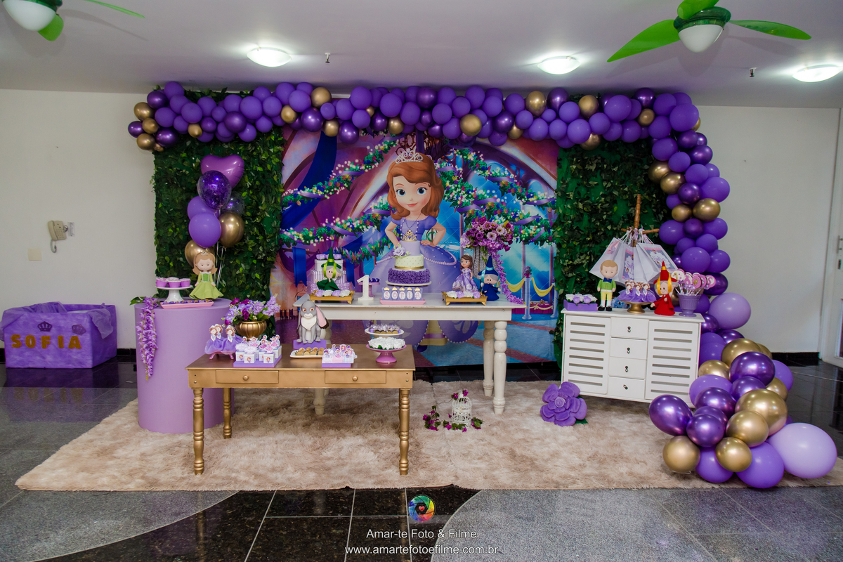 decoração princesa sofia simples versus luxo