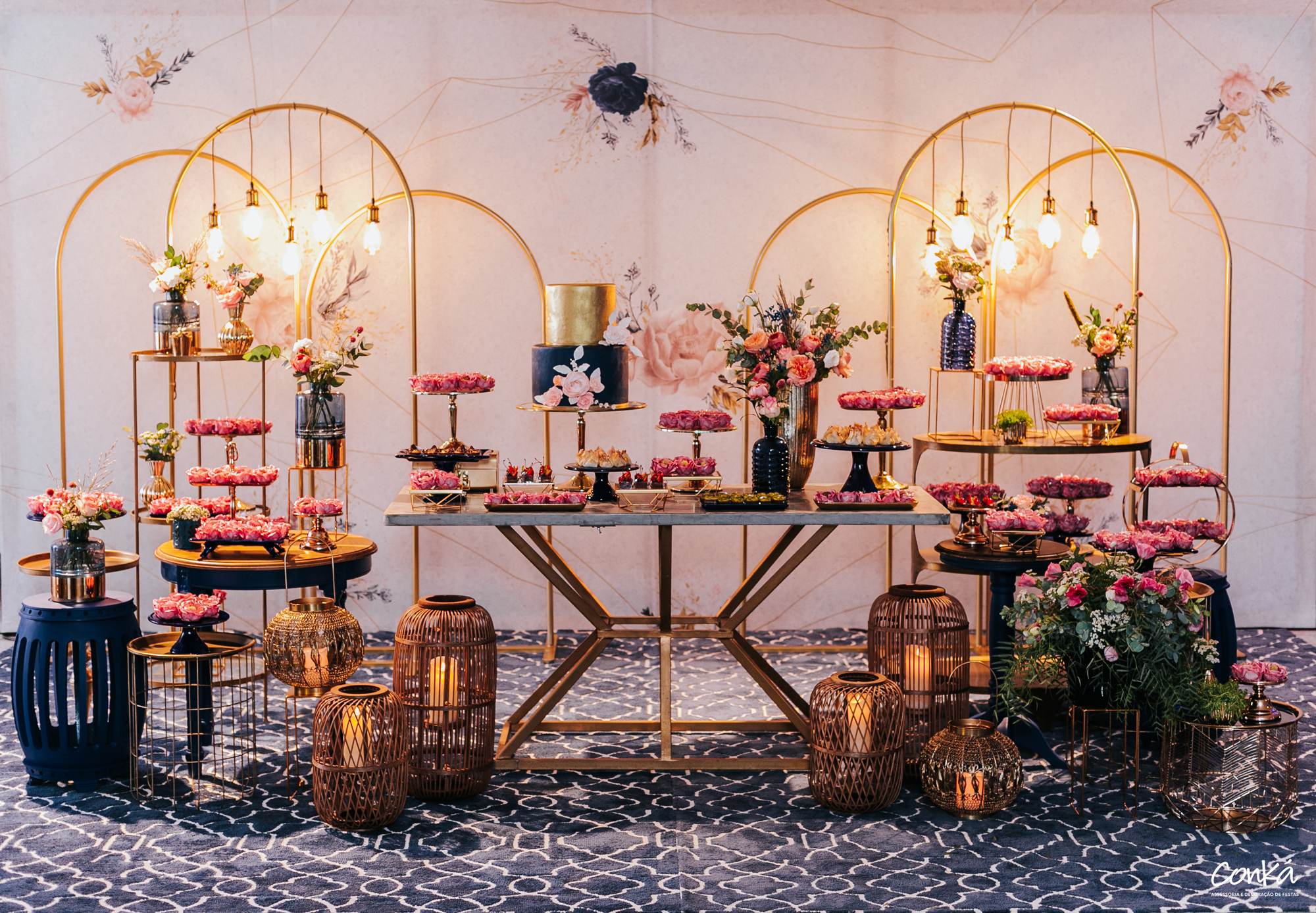 decoração de mesa de bolo para 70 anos feminino
