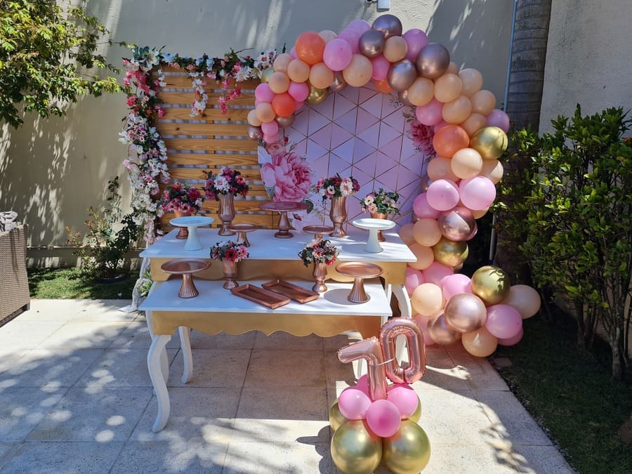 decoração de festa de 70 anos feminina rose gold vs floral