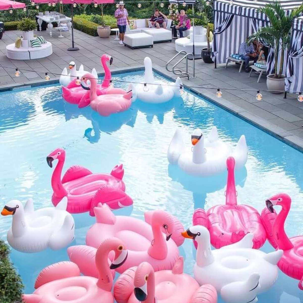 decoração de pool party com balões