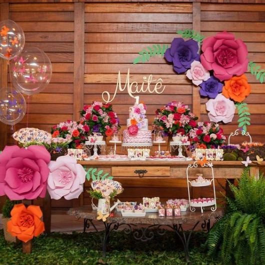 Decoração de festa com flores de papel