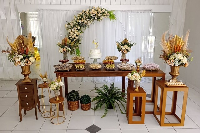 Arranjos de centro de mesa com flores naturais