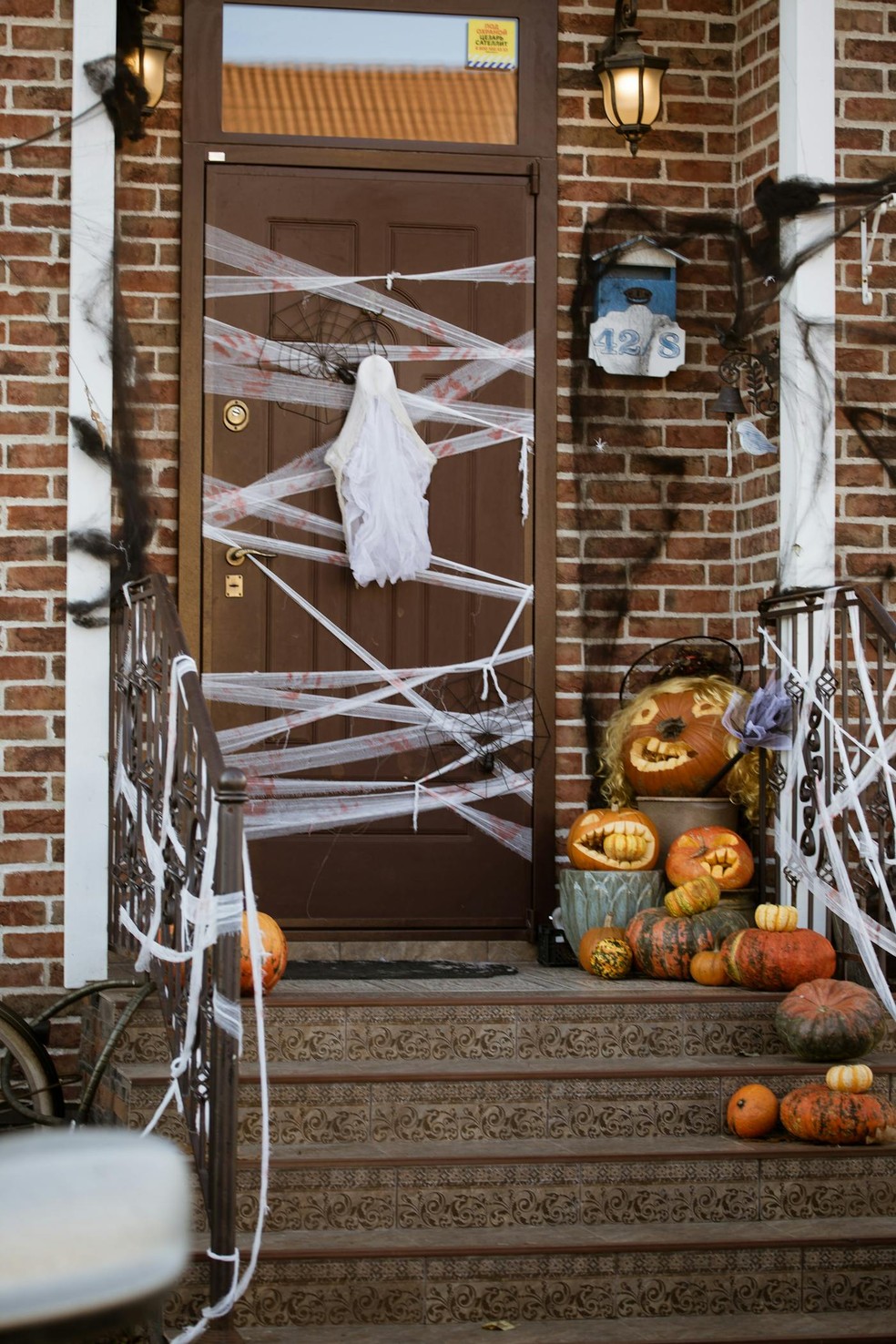 decoração entrada halloween barata vs cara