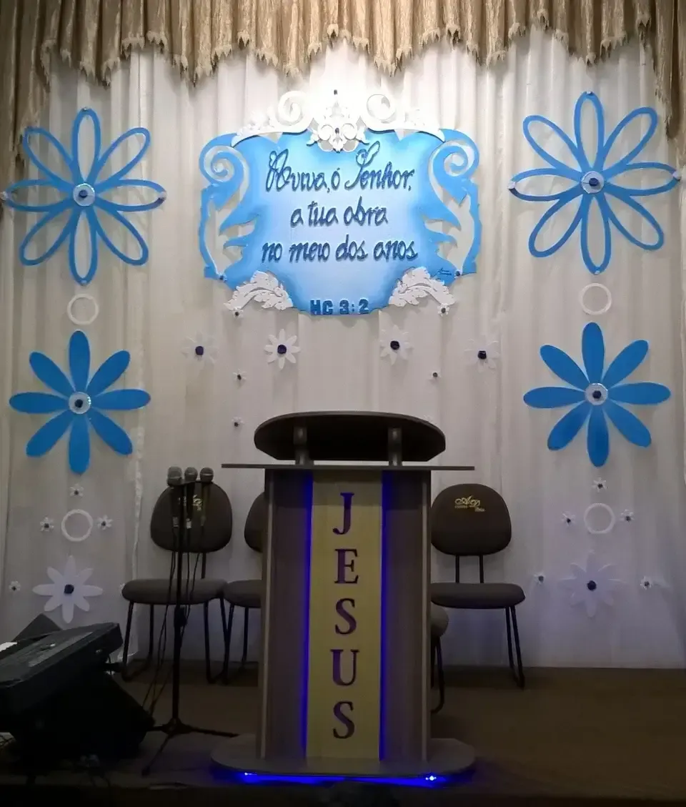 decoração de igreja simples para festividade de crianças