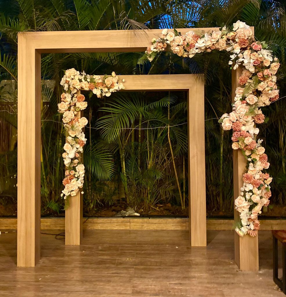 decoração de igreja simples com flores naturais