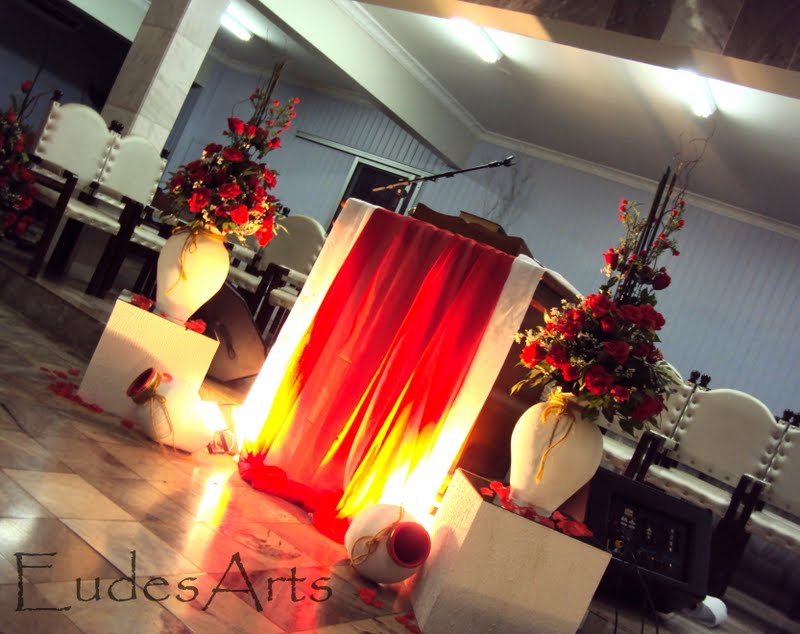 decoração de igreja simples com balões