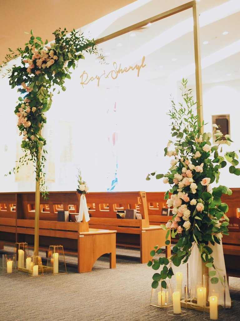 decoração de igreja simples com flores artificiais