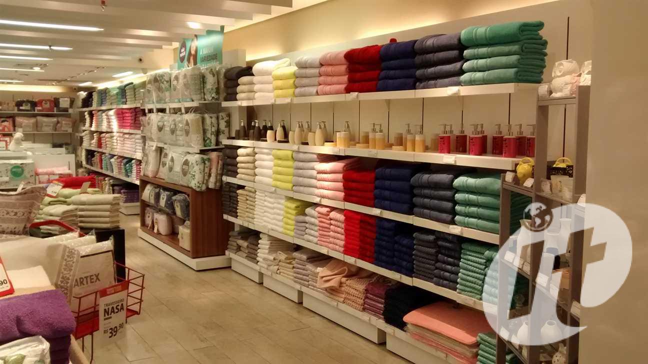 loja de cama mesa e banho decorada vs loja minimalista