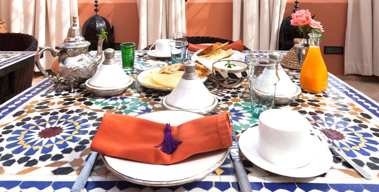 loja de cama mesa e banho decorada vs loja minimalista