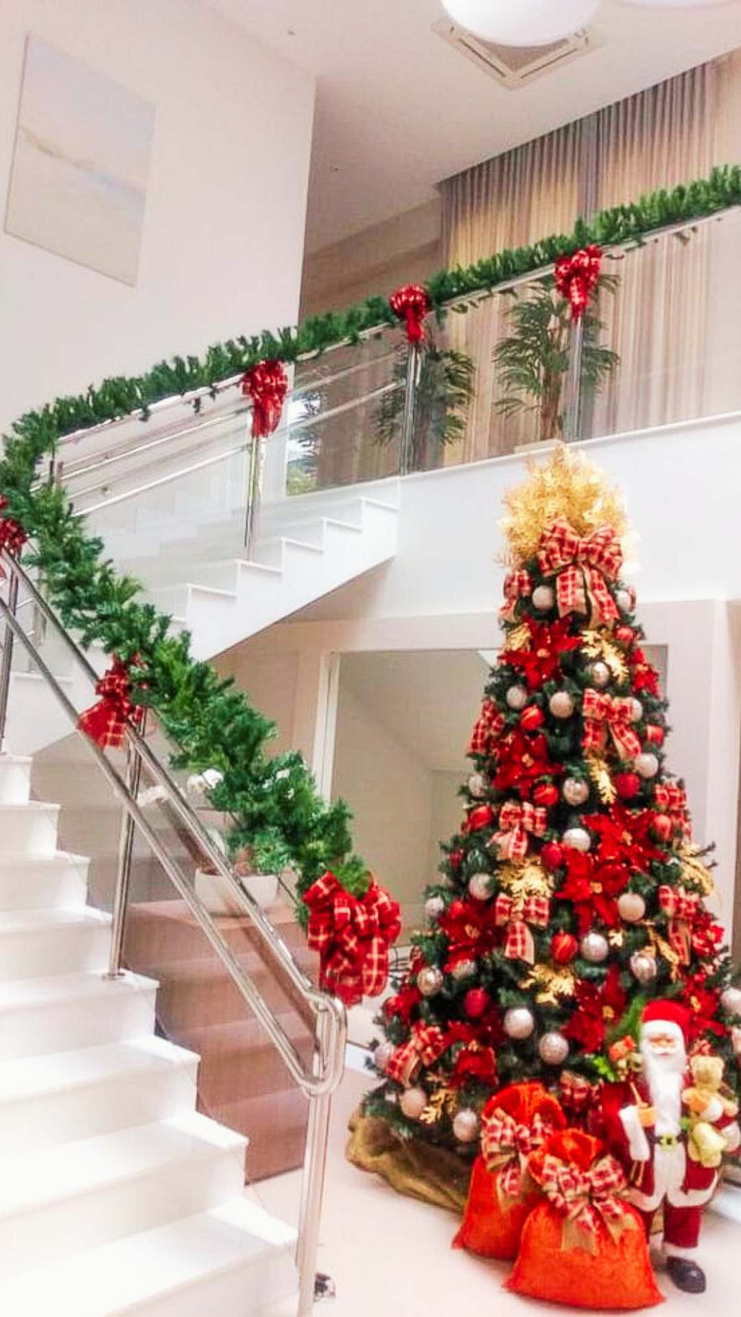 decoração natal escada interna barata