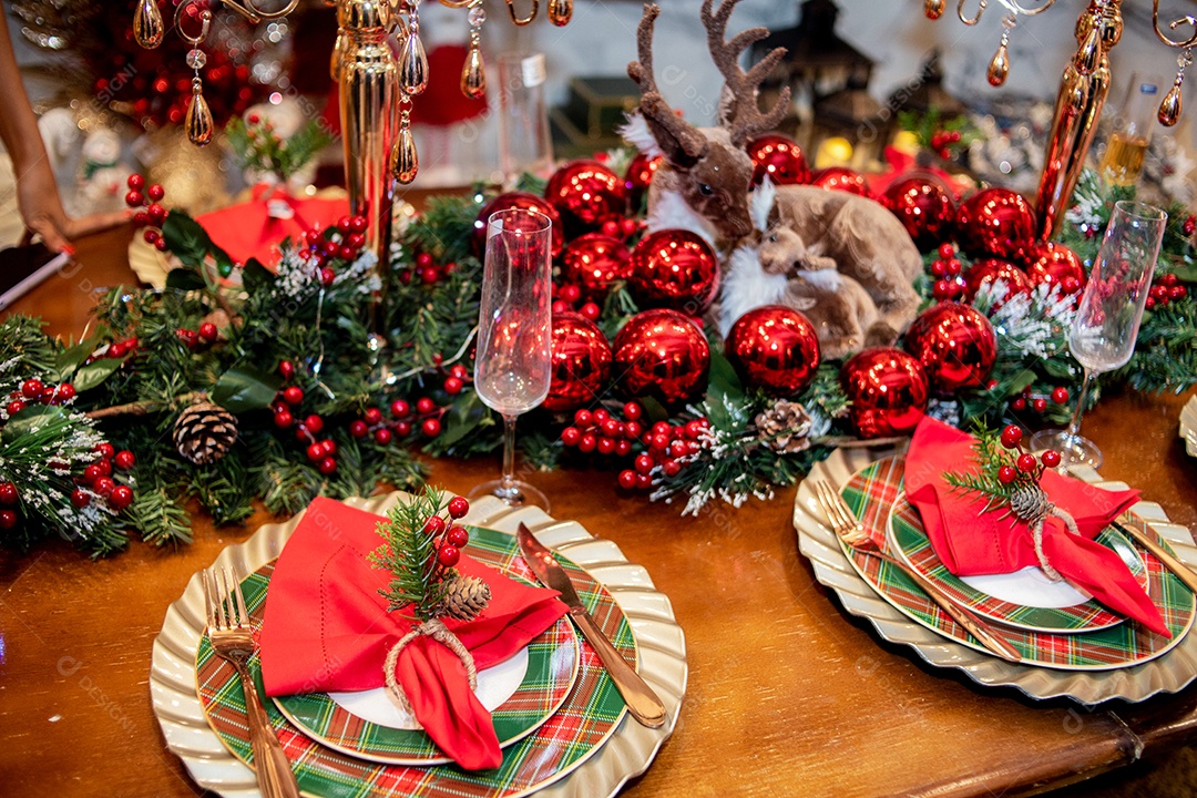decoração de mesa de natal vermelha e dourada