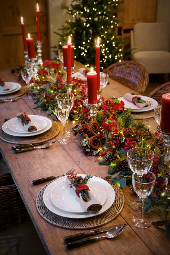 decoração de mesa de natal vermelha e dourada