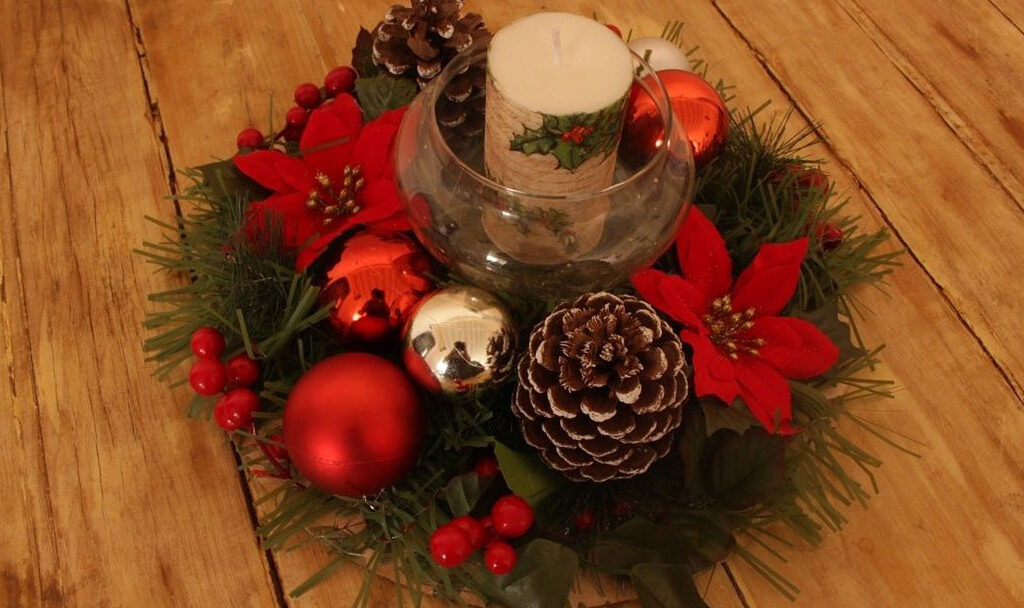 como fazer centro de mesa natalino com pinhas