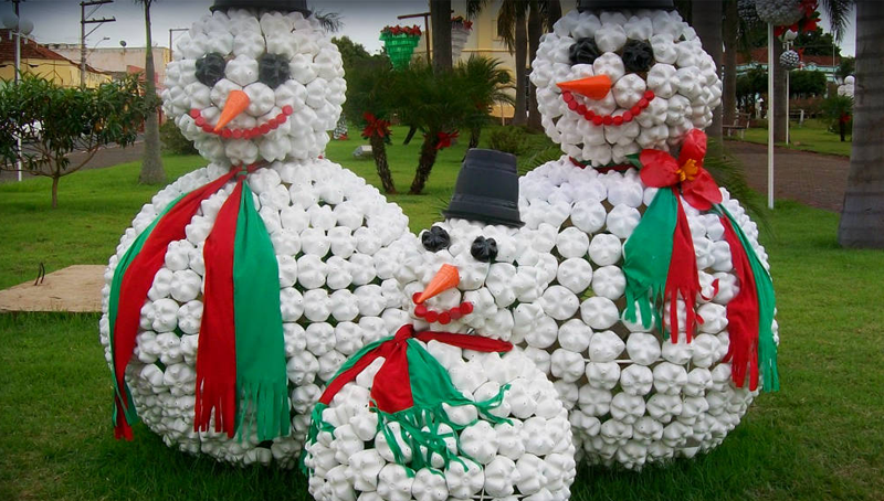 ideias inspiradoras de decoração de natal para jardim com reciclagem