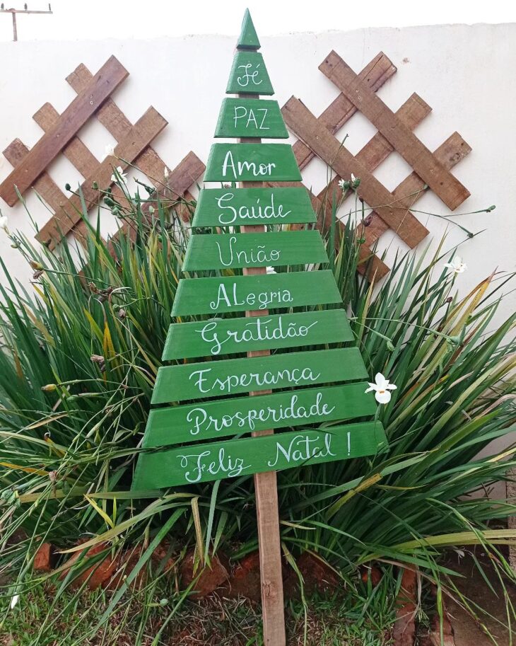 erros comuns ao decorar jardim para o natal com materiais reciclados