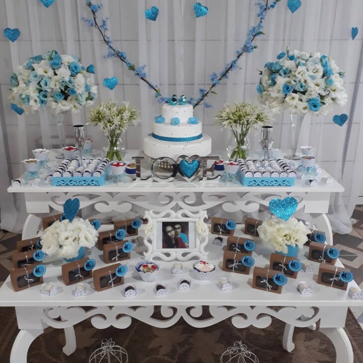 tipos de flores para decoração de noivado azul e branco