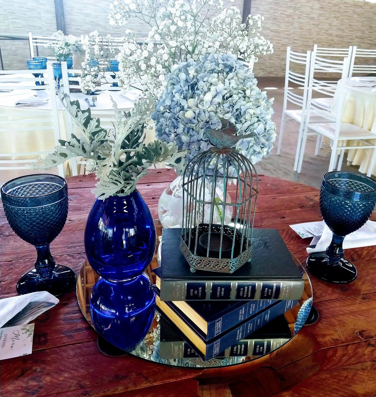 tipos de flores para decoração de noivado azul e branco