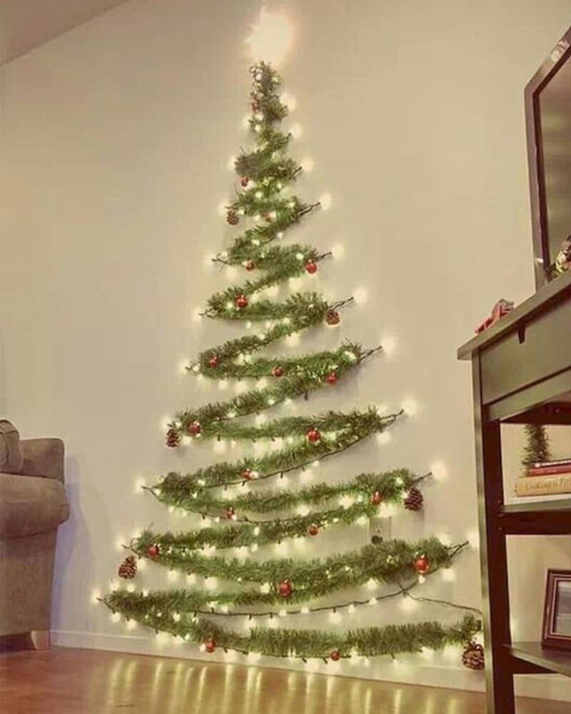 árvore de natal com corda na parede