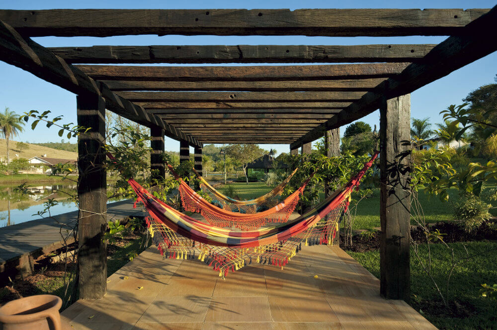 Decoração de pérgola com plantas trepadeiras