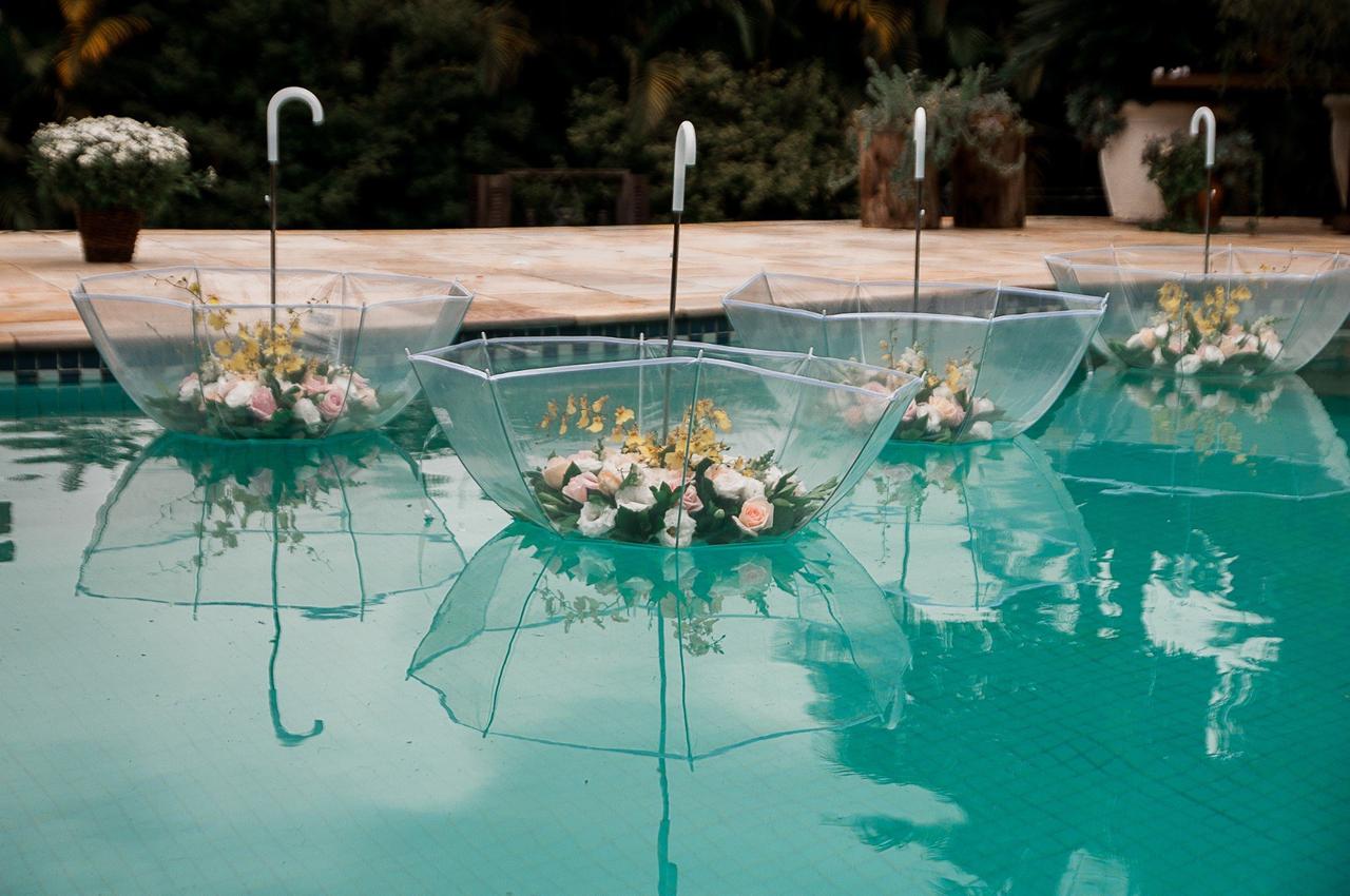 decoração de piscina para casamento de dia