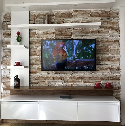 painel de TV com prateleiras decoradas