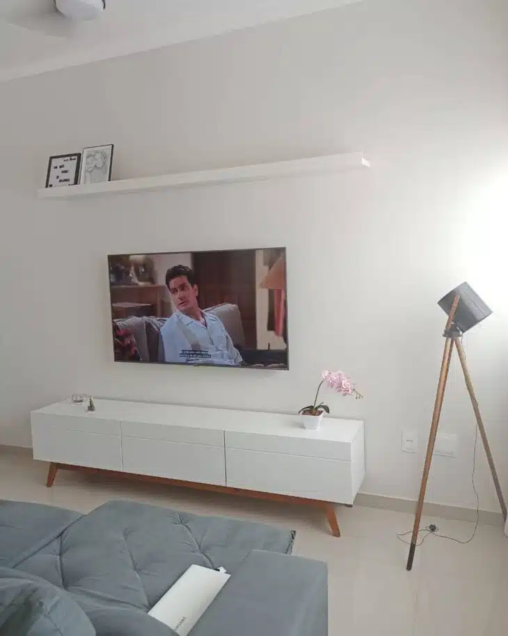 decoração prateleira acima da televisão
