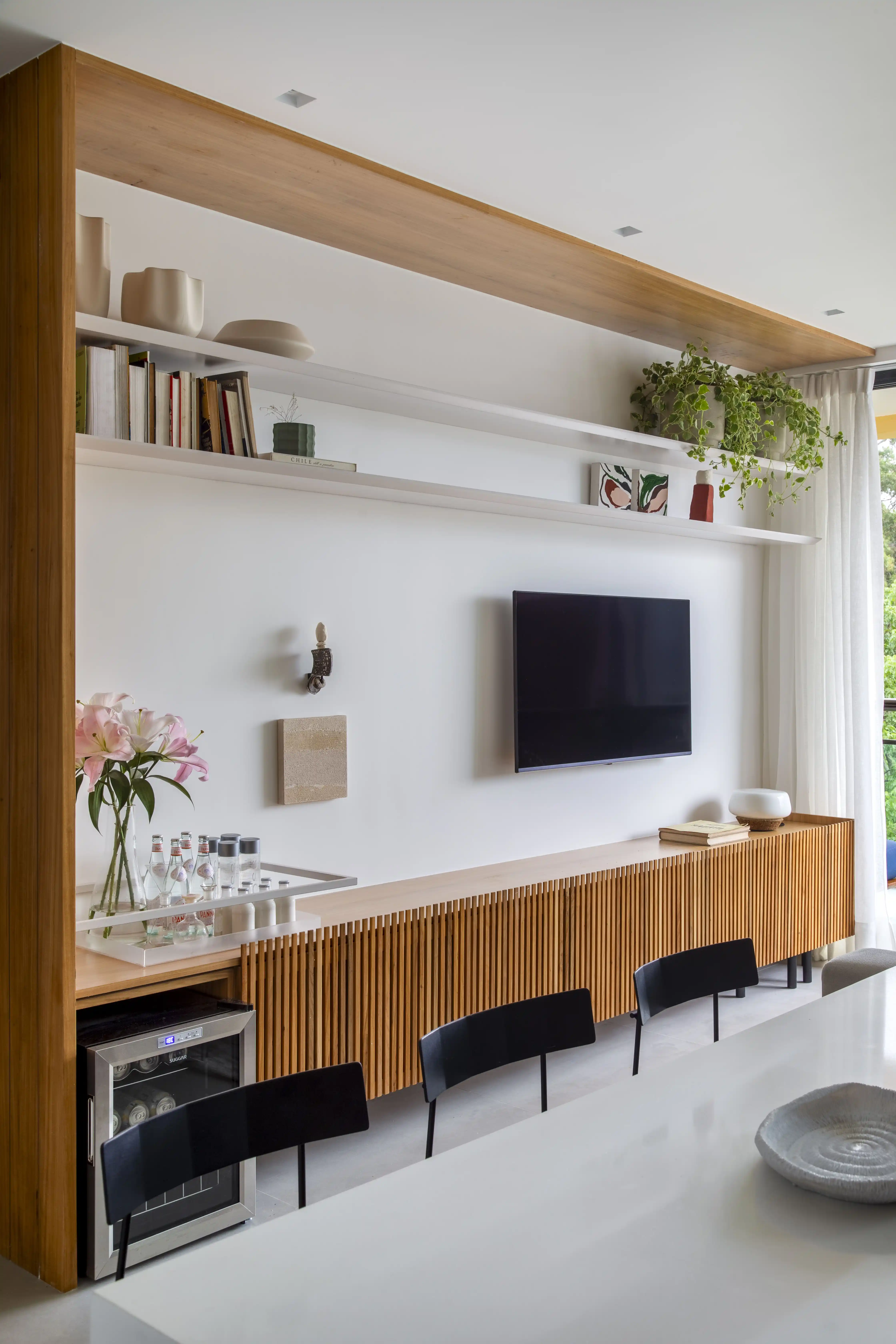 como decorar prateleira em cima da TV
